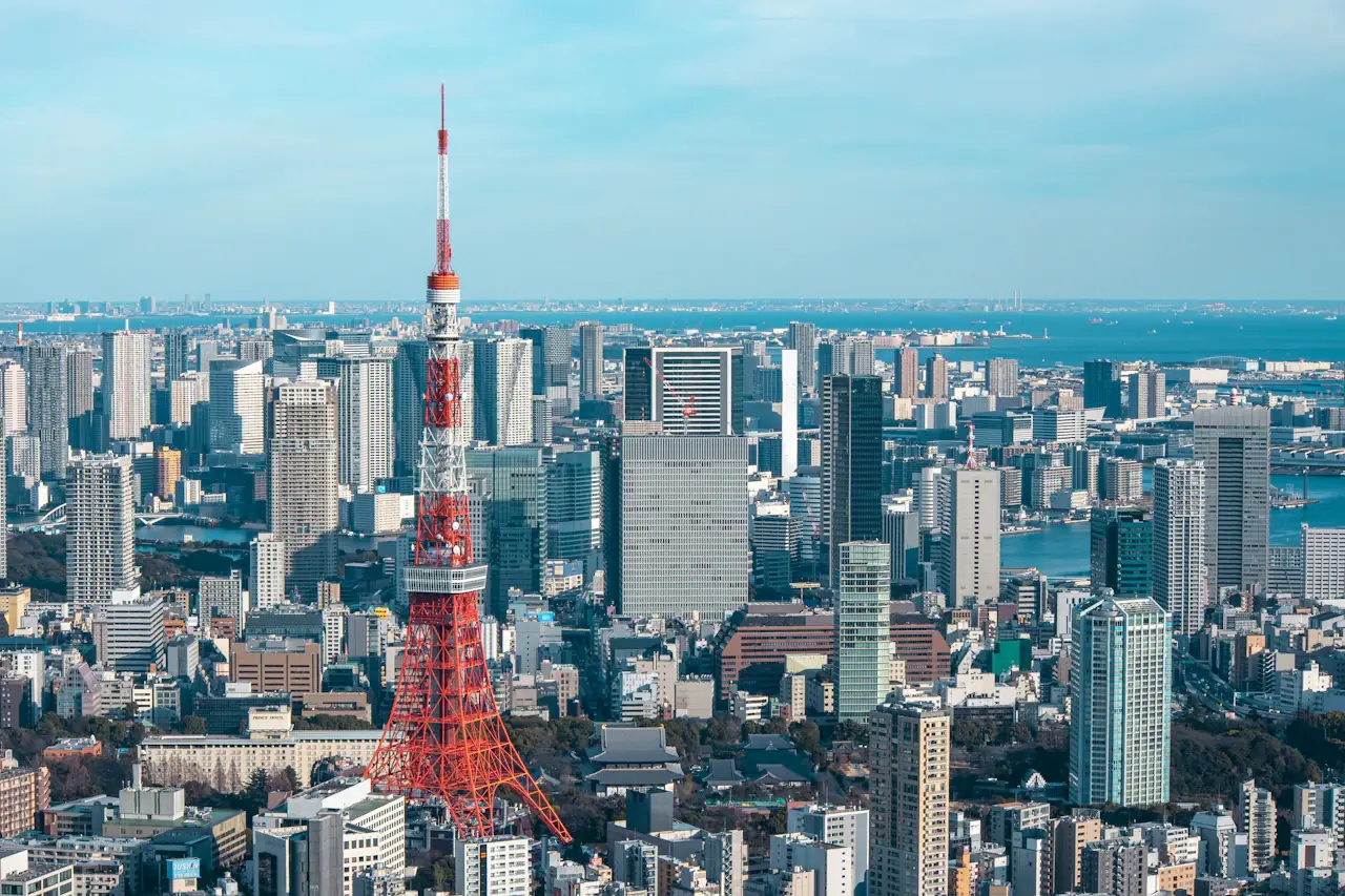 东京六本木一带的城市全景，东京塔立在高楼群中间，远处是海湾