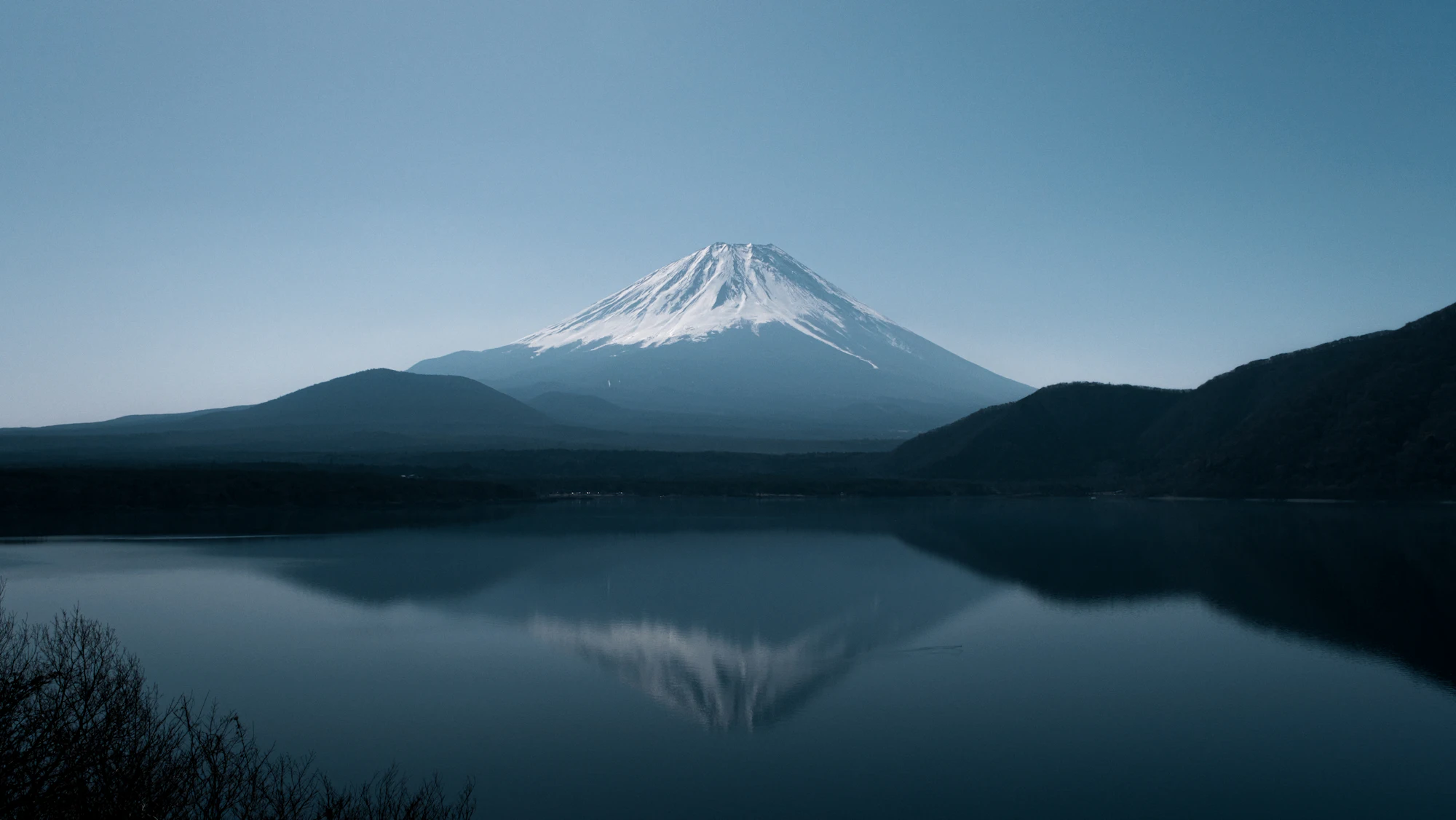 清晨的富士山与湖面倒影